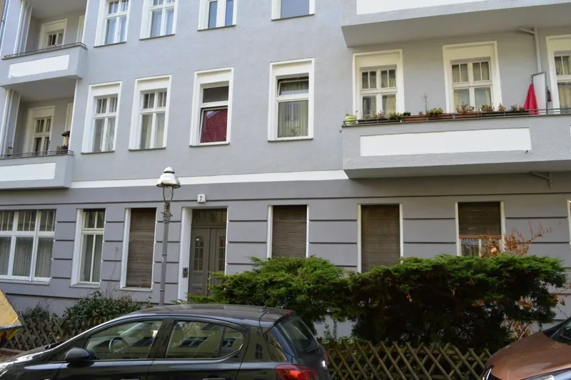 Schöne, helle und WG-geeignete 3 Zimmer-Altbauwohnung mit Balkon! — photo 1